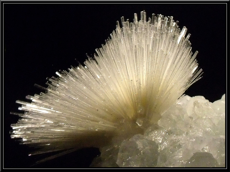 Mohawk Mesolite by Flickr User Mike Beauregard aka subarcticmike, CC License = Attribution